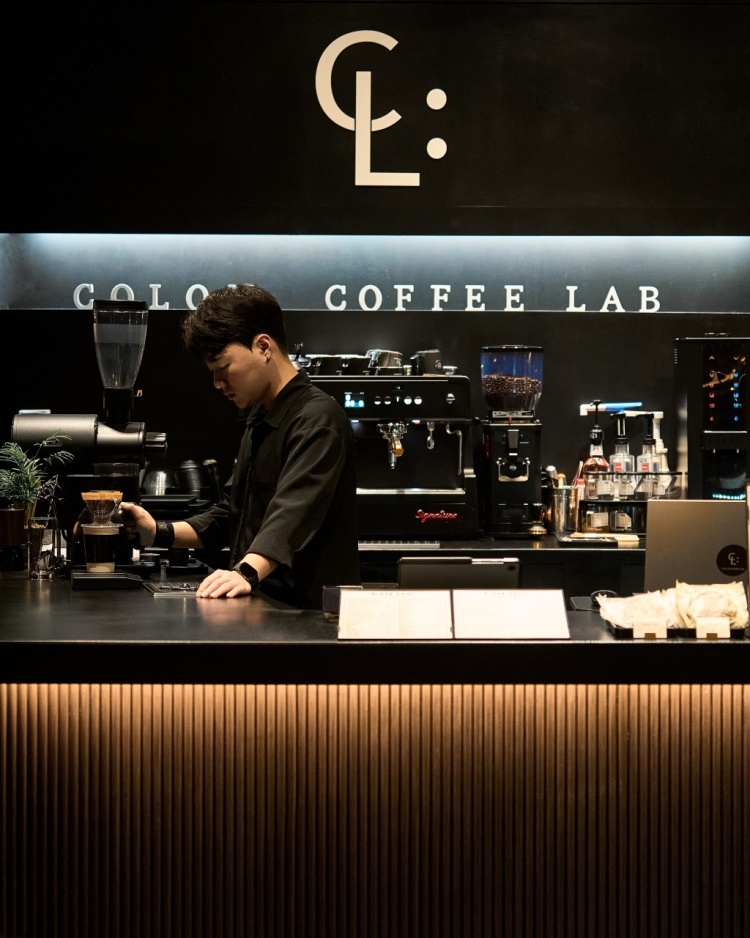 커피를 내리는 바리스타의 모습