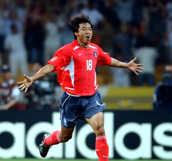 황선홍- 붉은반팔상의 파란반바지 국가대표 유니폼을 입은 황선홍이 두팔을 벌린채 기뻐하며 달려가는 모습