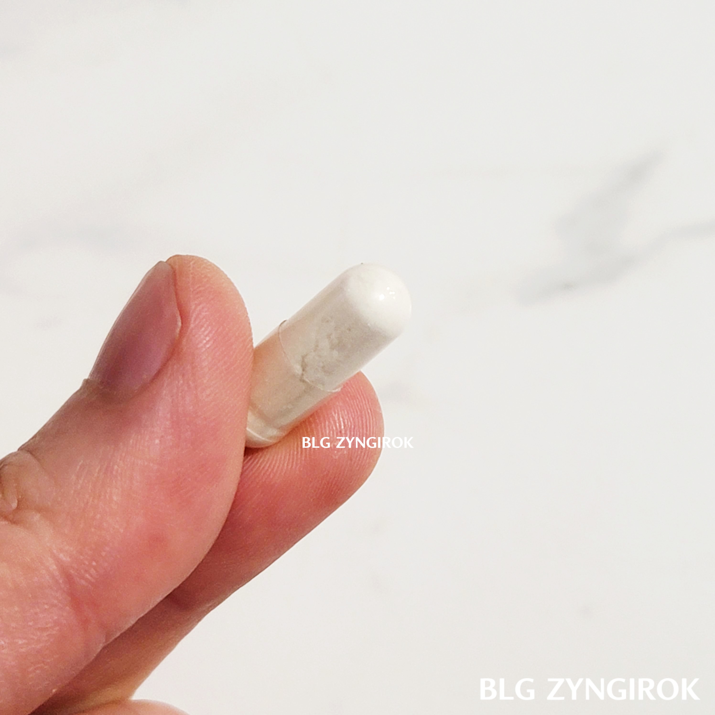 Now 비오틴 캡슐을 들고 있는 모습이다.