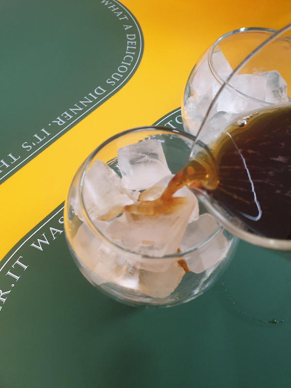 서버로 얼음컵에 커피를 나눠 담고 있다.