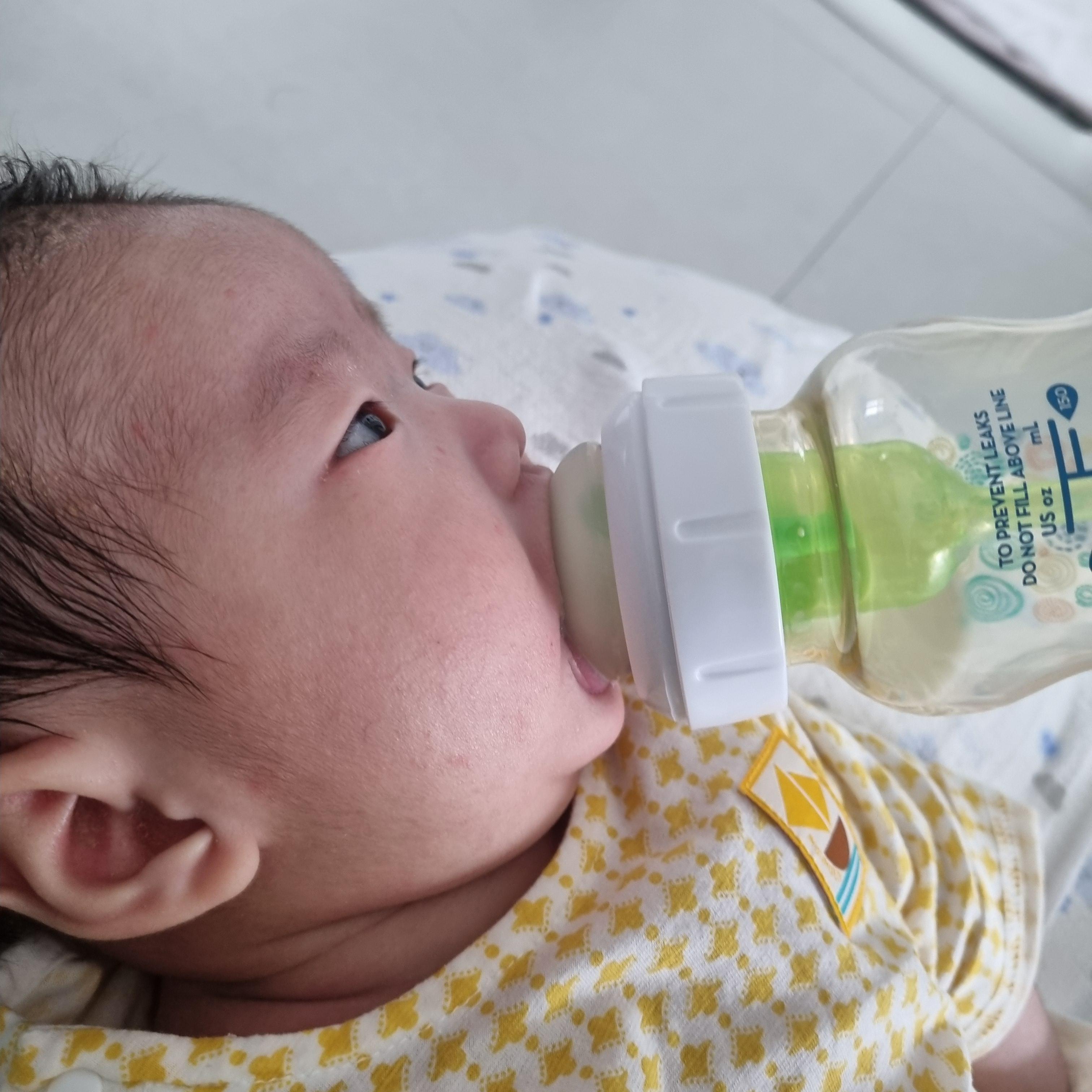 분유-먹는-아기