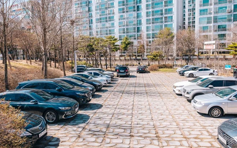 만물과 봄을 누린다는 뜻의 동춘당 현판 글씨