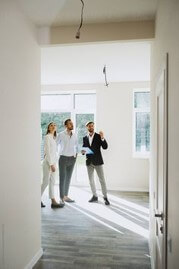 아파트를-사러-여기저기-둘러보는-모습