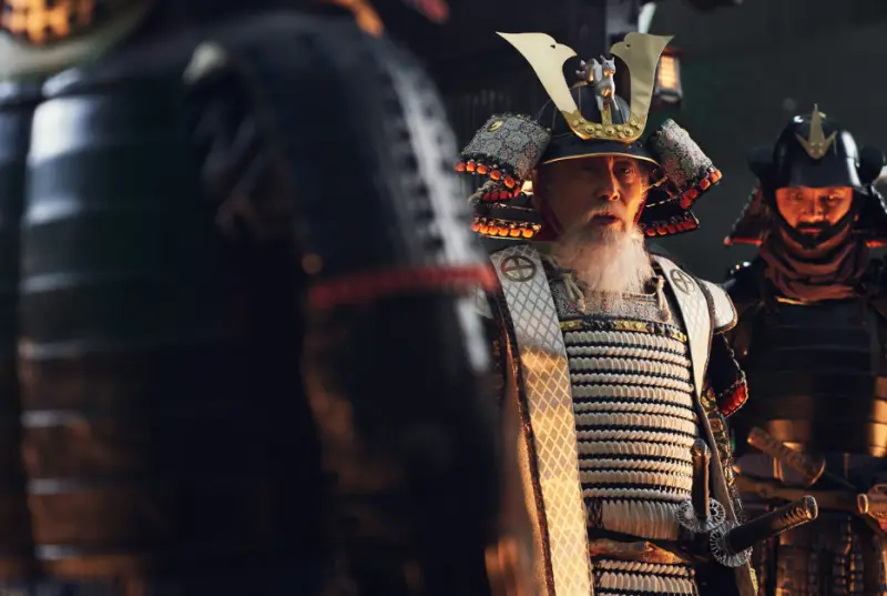 영화 노량- 부하에게 보고를 받고 있는 왜군 수장 백윤식