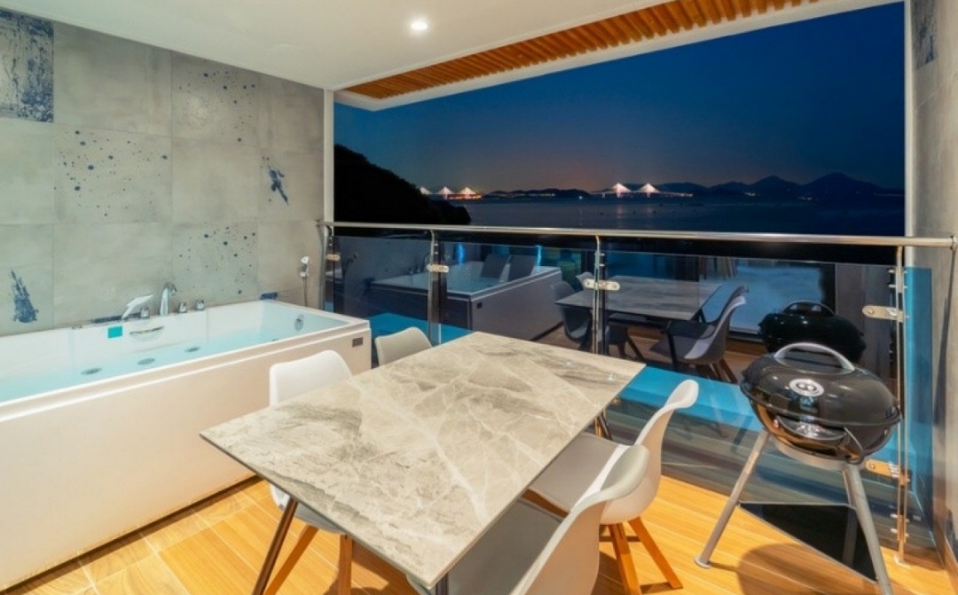 거제 지해풀빌라 야외 테라스