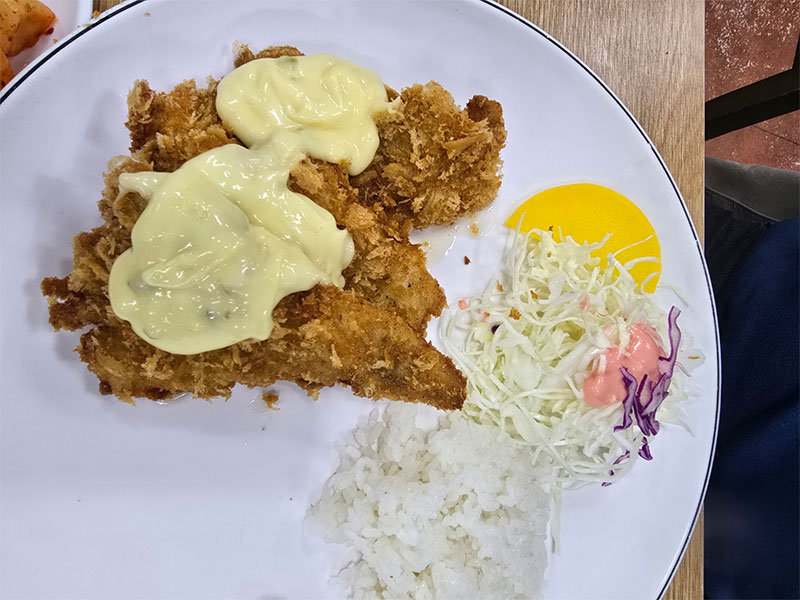 타르타르 소스가 뜸뿍 올라간 생선까스