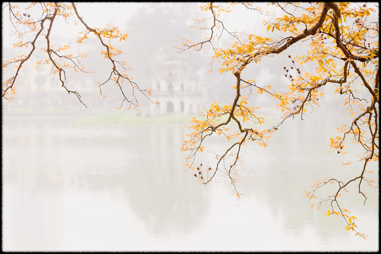다낭 여행 중 만나볼 수 있는 멀리 성이 흐리게 보이는 풍경