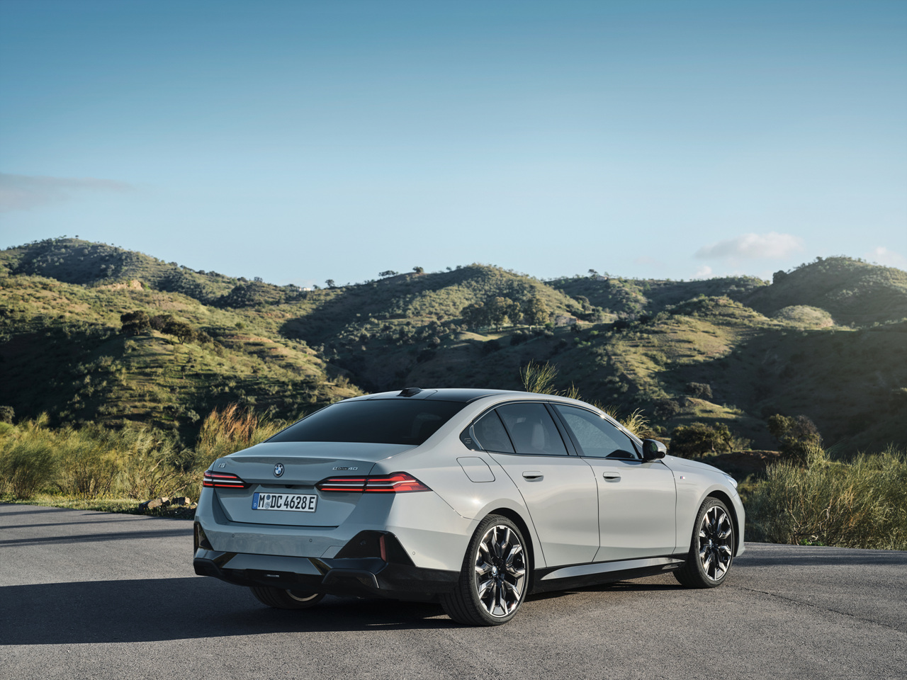2024년식 BMW i5 후측면 사진