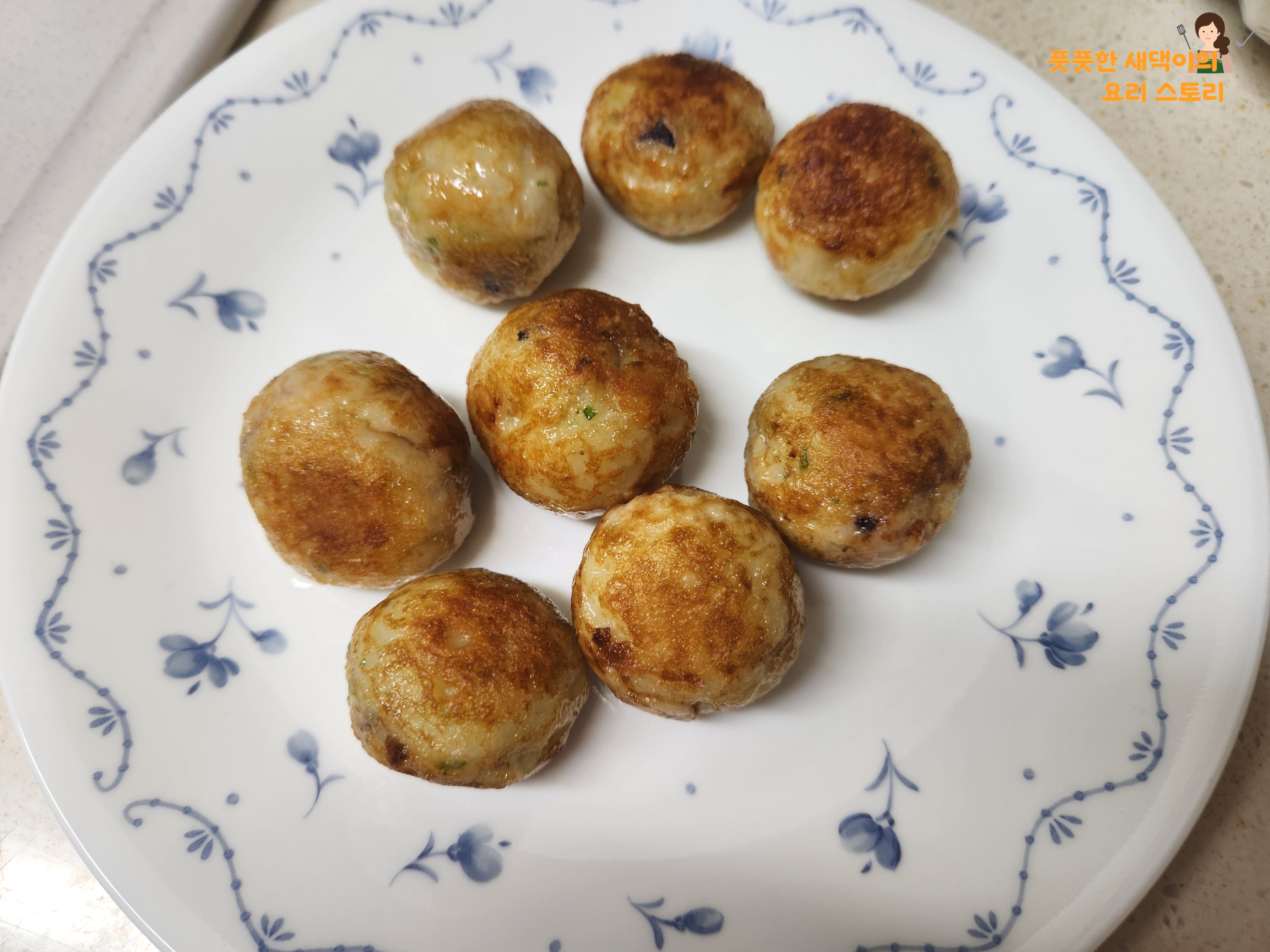 익은 타코야끼 그릇에 옮기기