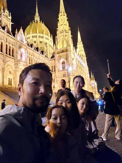 모든 순간이 우리 가족의 보석-부다페스트 국회의사당 앞에서