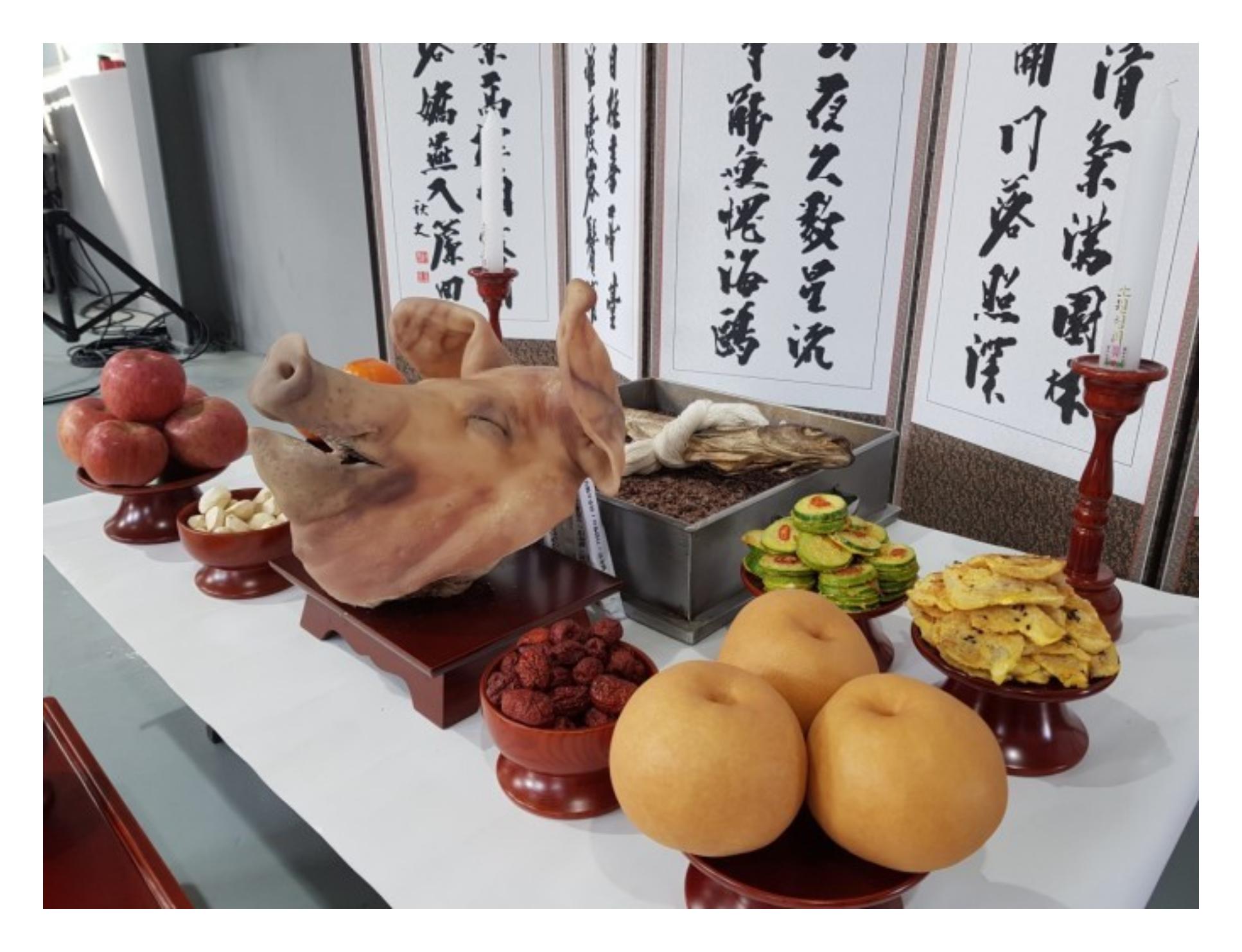 개업고사 상차림과 진행 후 정리 분위기를 보여주는 이미지