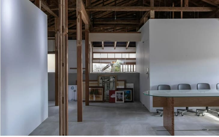 일본 목조 가옥을 모르타르 덩어리로 반쯤 묻어버린 디자이너 VIDEO: Old japanese house half-buried in mortar mass emerges in renovation by naoshi kondo