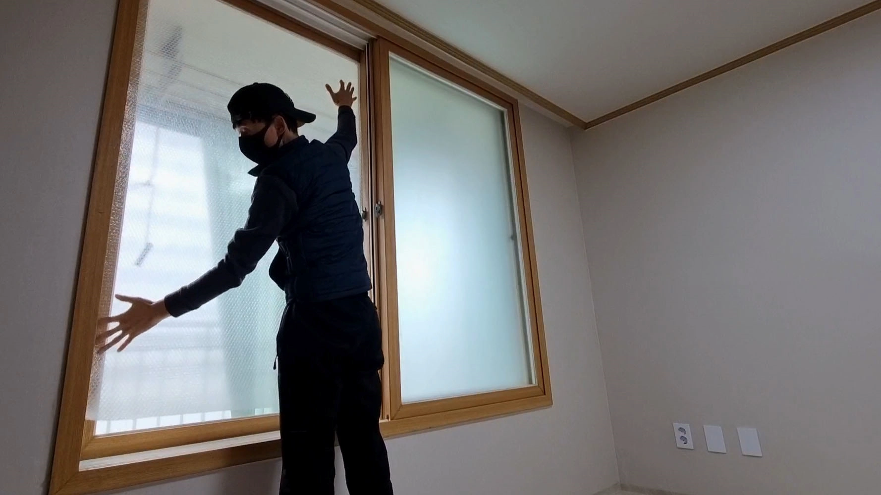 창문 단열 뽁뽁이 붙이는 모습