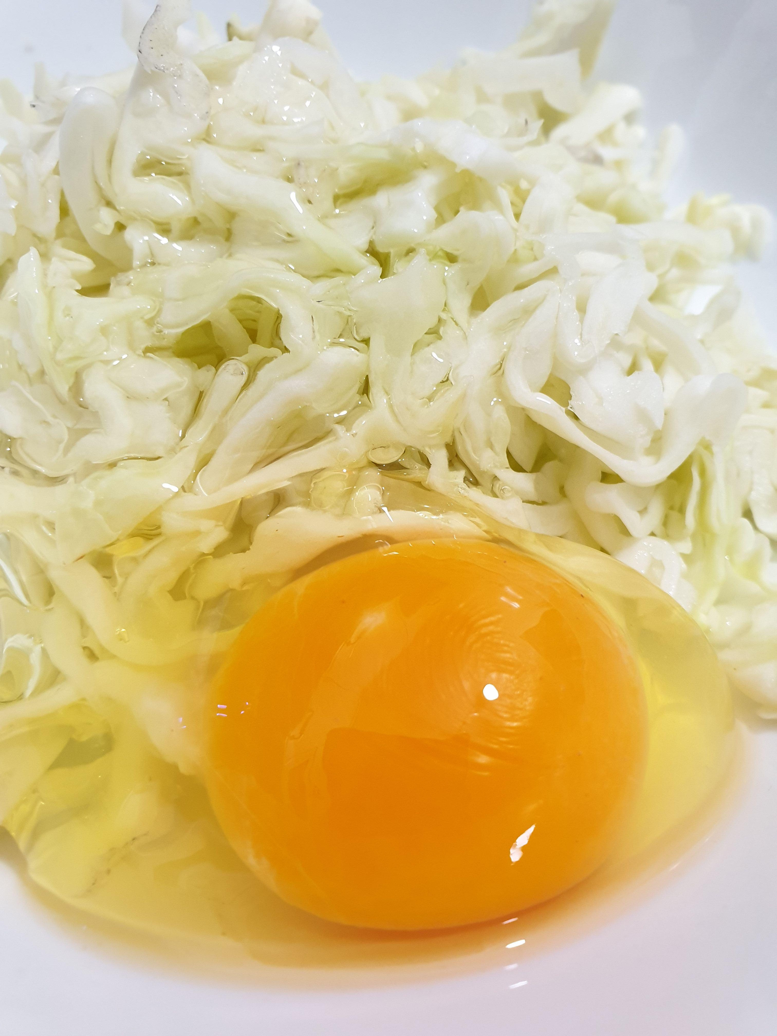 양배추에 계란섞기