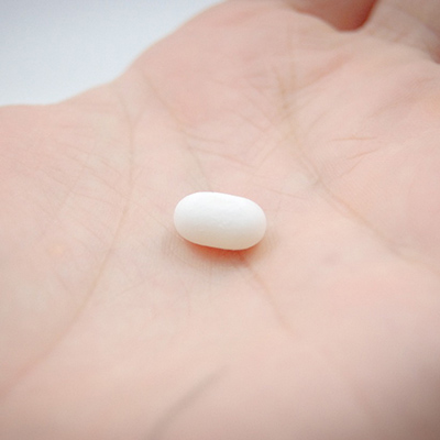 손바닥 위에 놓인 MSM 알약 한 알 사진