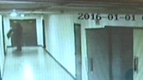 선전물을 훔치는 증거사진 오토웜비어