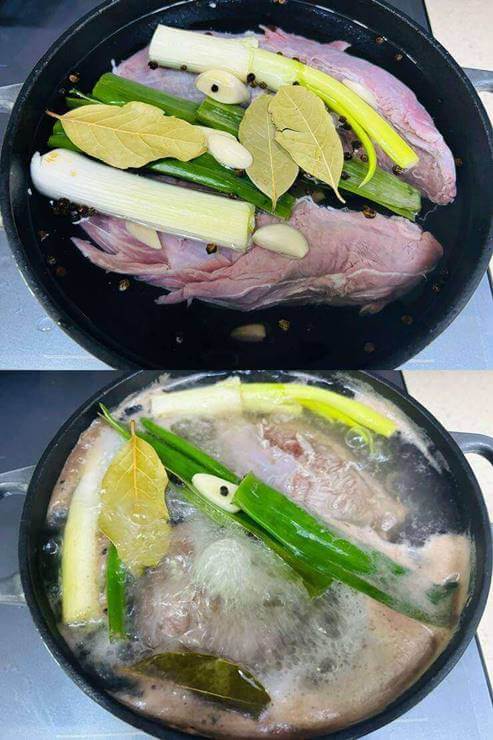 사진 2개가 세로로 붙어 있다. 
첫 번째(위)는 냄비 안에 물과 아롱사태, 대파, 마늘, 통후추, 월계수 잎이 있는 사진이다.
두 번째(아래) 사진은 물, 아롱사태, 대파, 월계수 잎, 마늘, 통후추가 냄비 안에서 끓고 있는 사진이다.