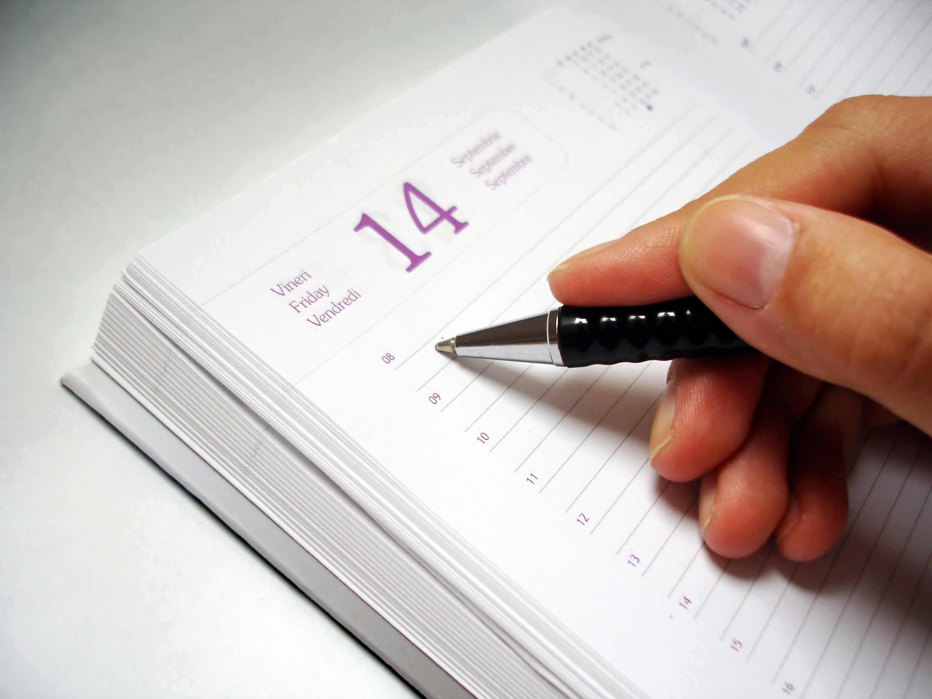 하루 계획표를 작성하는 모습