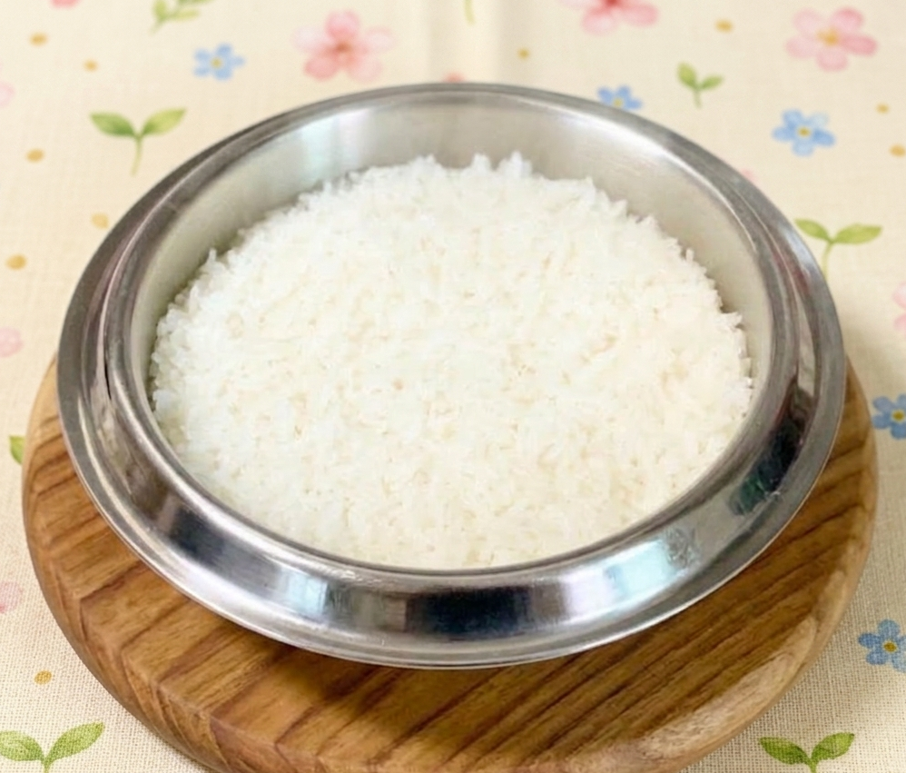 보라카이의 감성 식탁 정갈한 나무 받침 위 갓 지은 솥밥 플레이팅과 봄날의 상차림