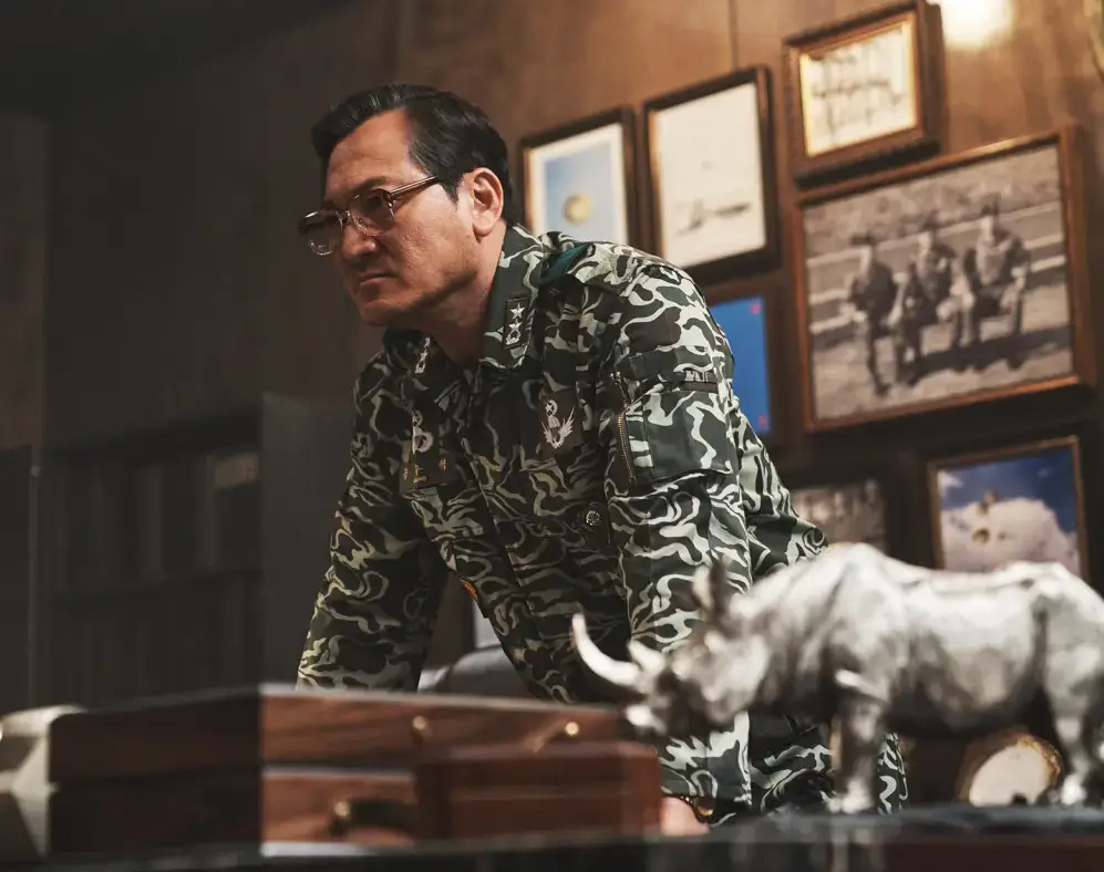 심각하게 책상을 짚고 서있는 군인