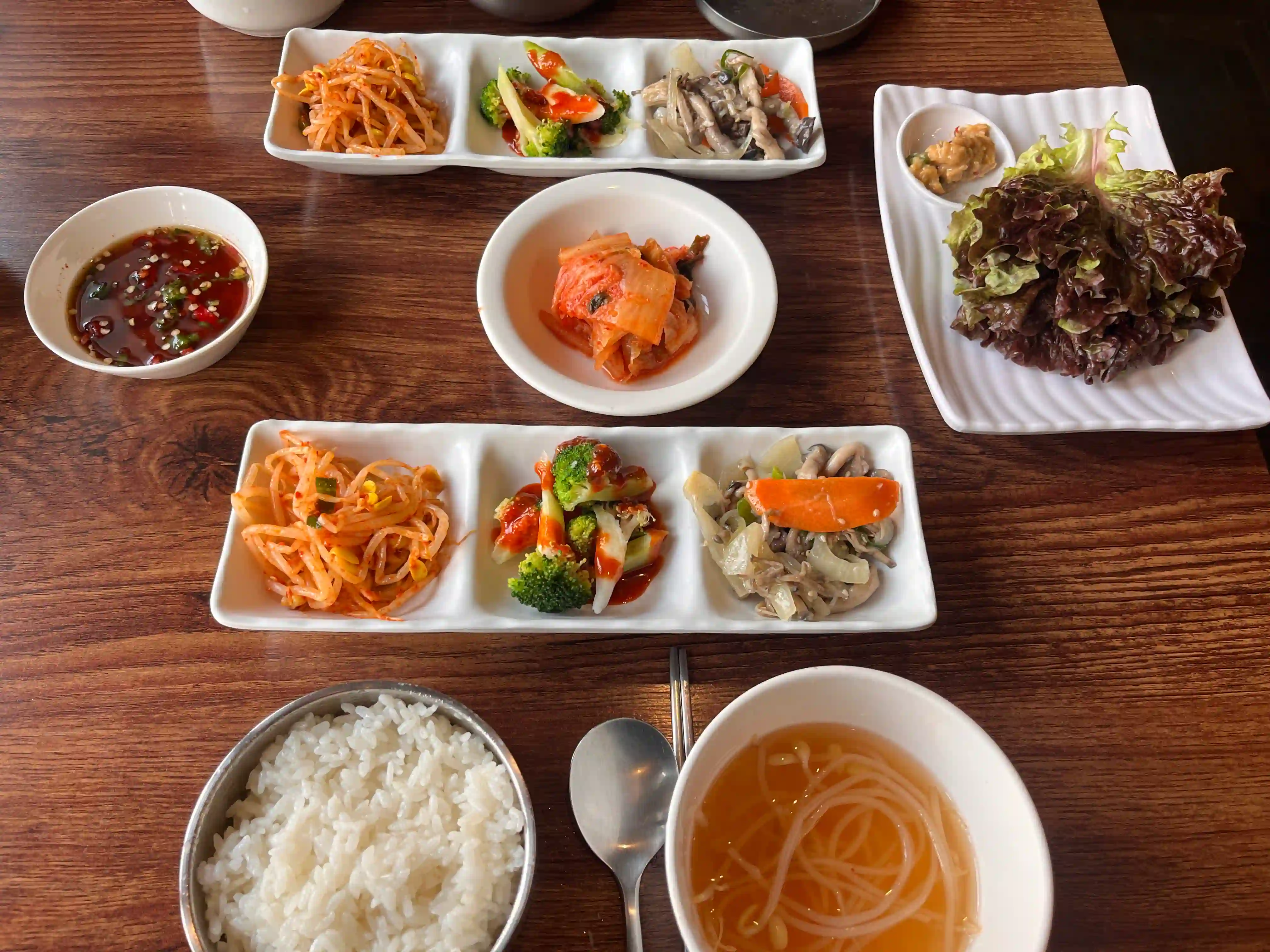 밥과 국을 포함한 반찬 사진