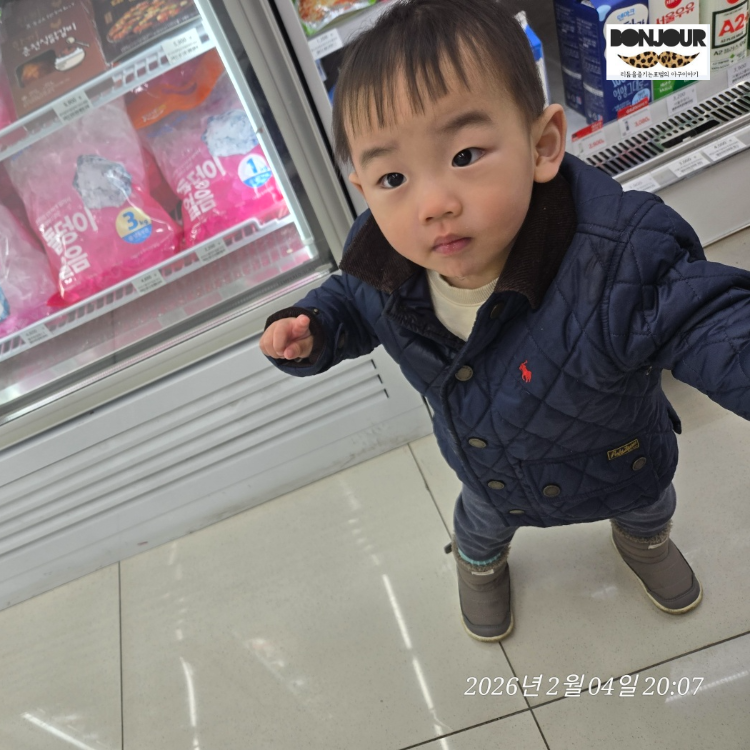 아기 걷기 연습 팁 야외에서 부모가 뒤에서 따라가는 모습