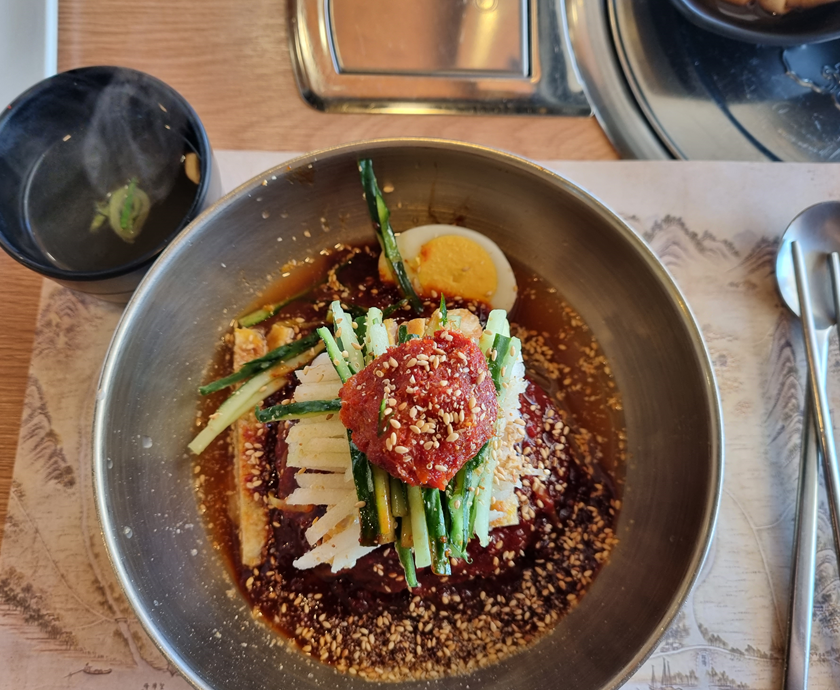 산홍비빔냉면