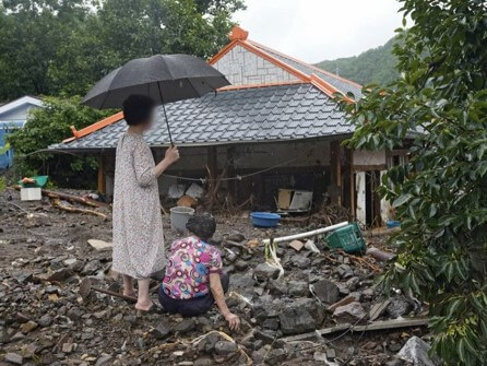 산사태로-집에-온통-흙이-밀려와-망연자실하게-바라보는-할머니