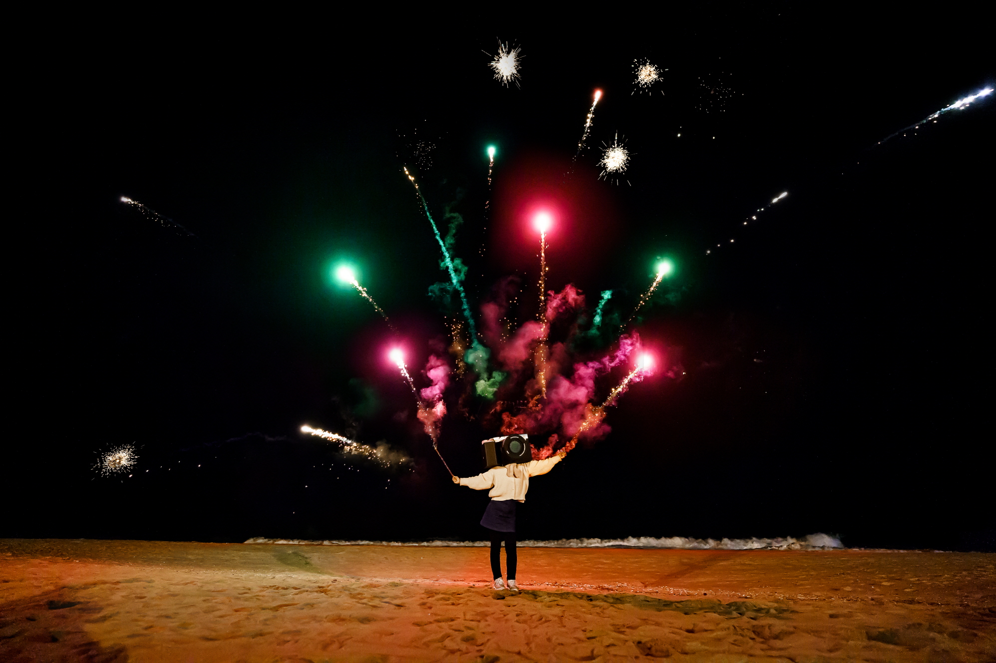 겨울 밤바다에서 폭죽 놀이를 하는 모습