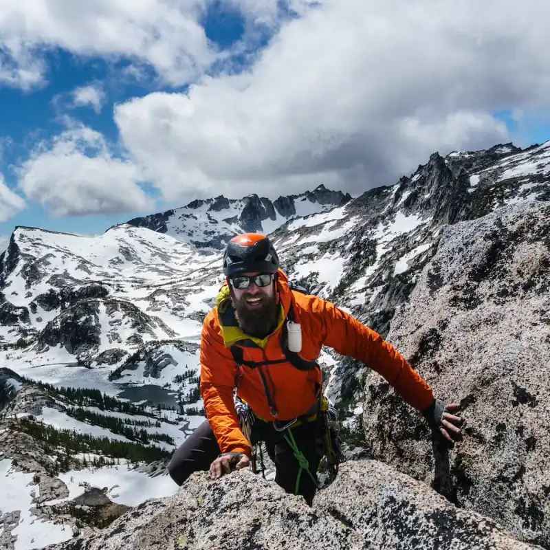 설산을 등뒤로 산을 오르는 산악인