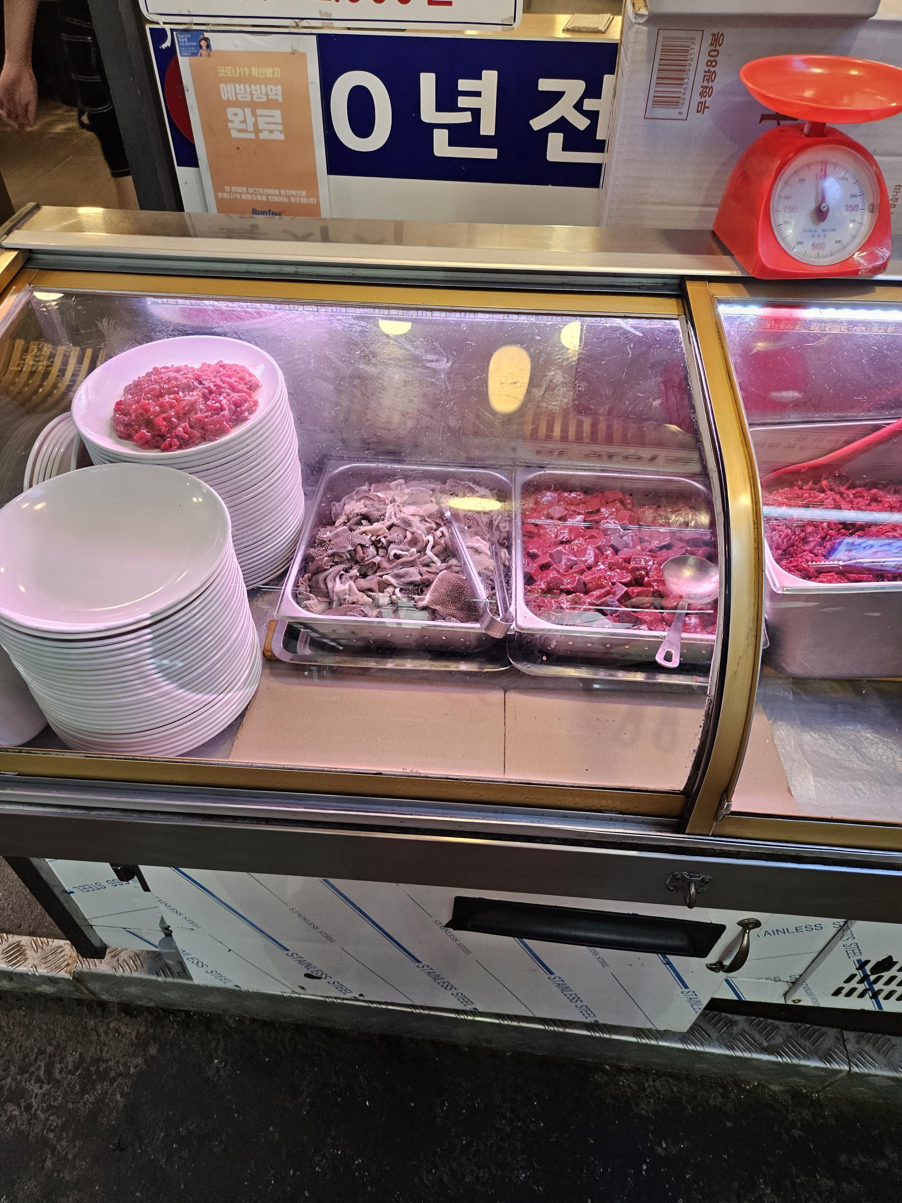 광장시장 창신육회 입구 육회 조리시설