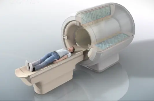 MRI 기기를 통과하기 위해 준비하고 있는 인체