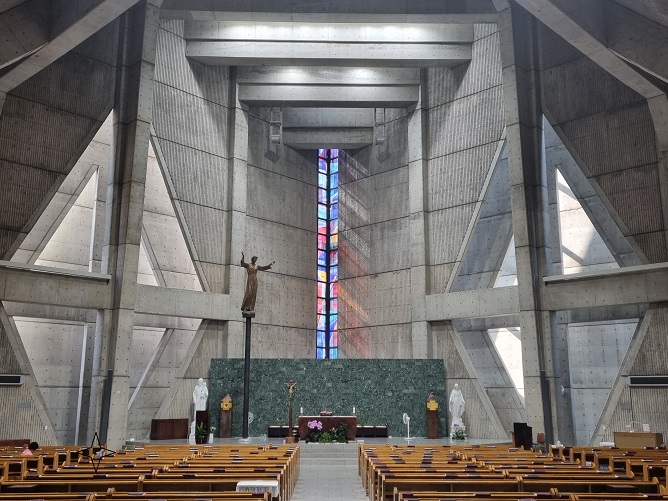 안양 중앙성당 성전 안 십자가, 예수상, 성모상, 제대, 제단, 스테인드글라스 사진입니다.