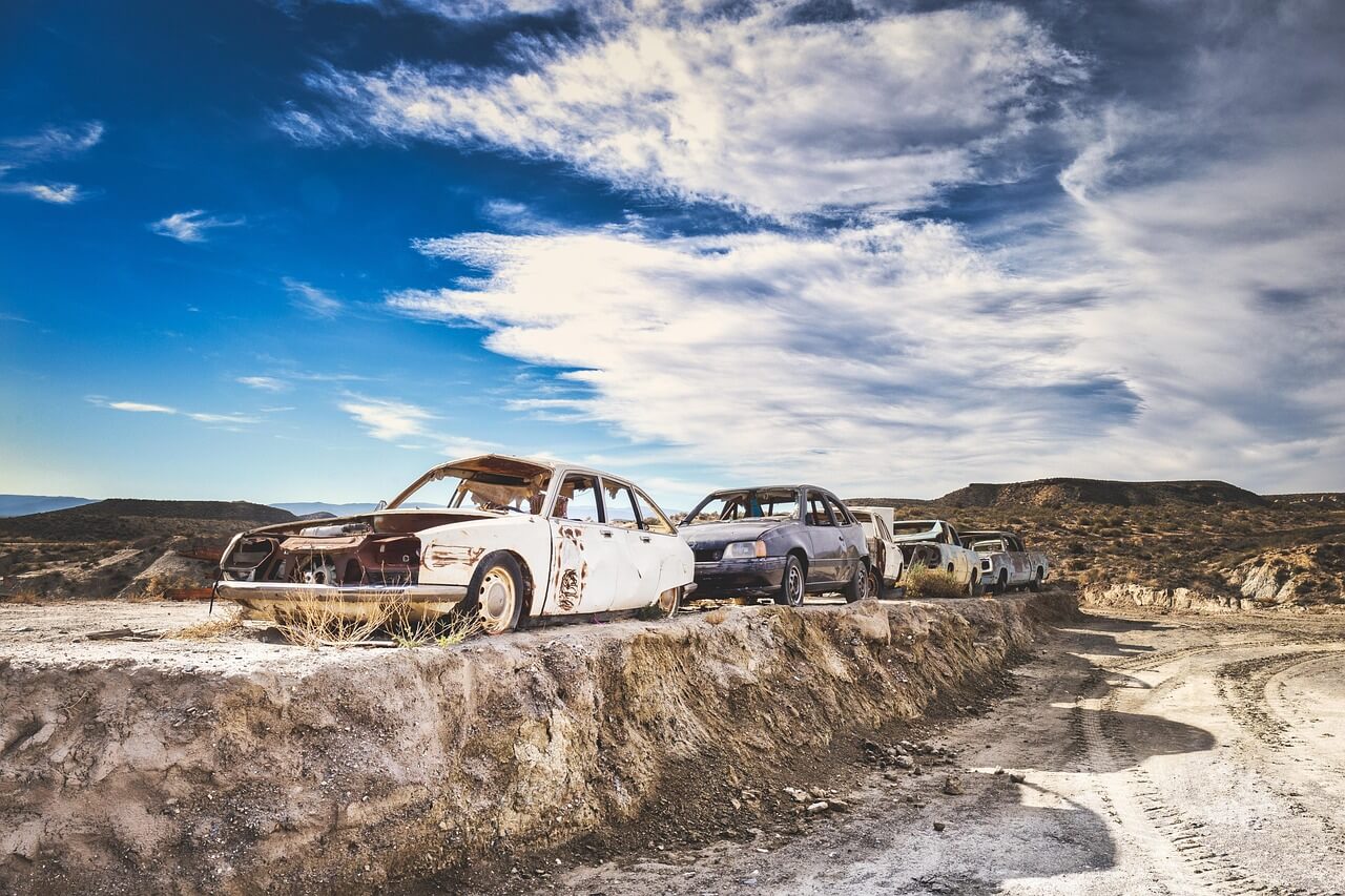 사막지형에 줄지어 놓인 폐차 차량들