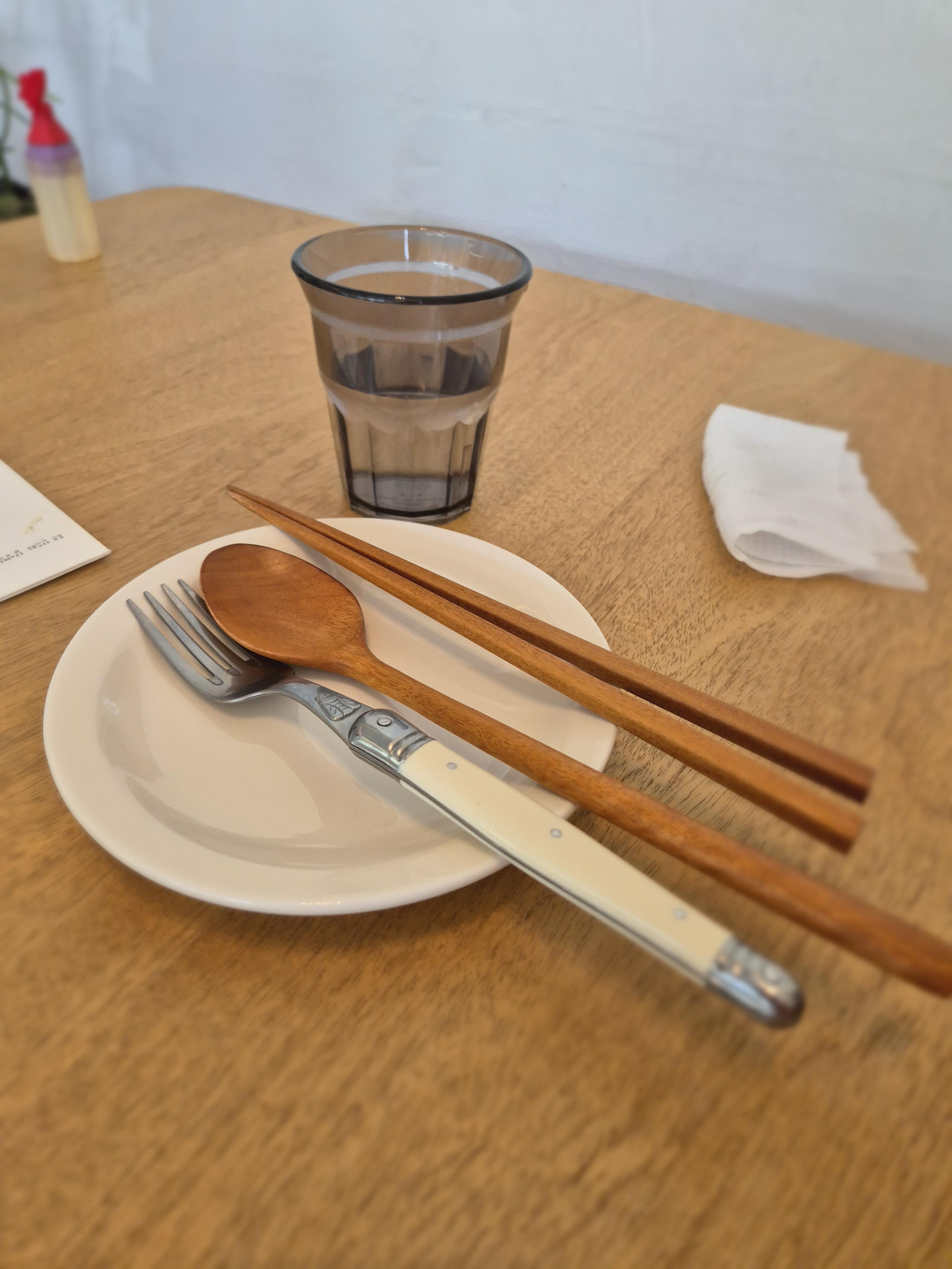 이중생활 젓가락 숟가락