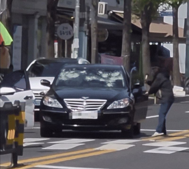 울산 도로 한복판 고무망치 난동 영상: "내려!" 아내 탄 차량 앞유리 박살 낸 50대 체포