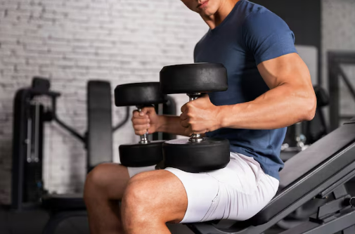 덤벨을 사용한 이두 운동