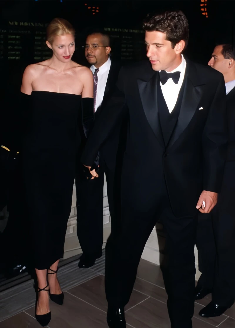 캐롤린베셋&#44;캐롤린베셋케네디&#44;캐롤린청바지&#44;부츠컷진&#44;90년대패션&#44;미니멀리즘룩&#44;콰이어트럭셔리&#44;리바이스517&#44;청바지스타일링&#44;아메리칸러브스토리&#44;HBO드라마&#44;존에프케네디주니어&#44;25년청바지트렌트&#44;레트로패션&#44;벨라하디드패션&#44;셀린느청청&#44;끌로에패션쇼&#44;티스토리패션&#44;트렌드분석&#44;패션아이콘&#44; 올드머니룩