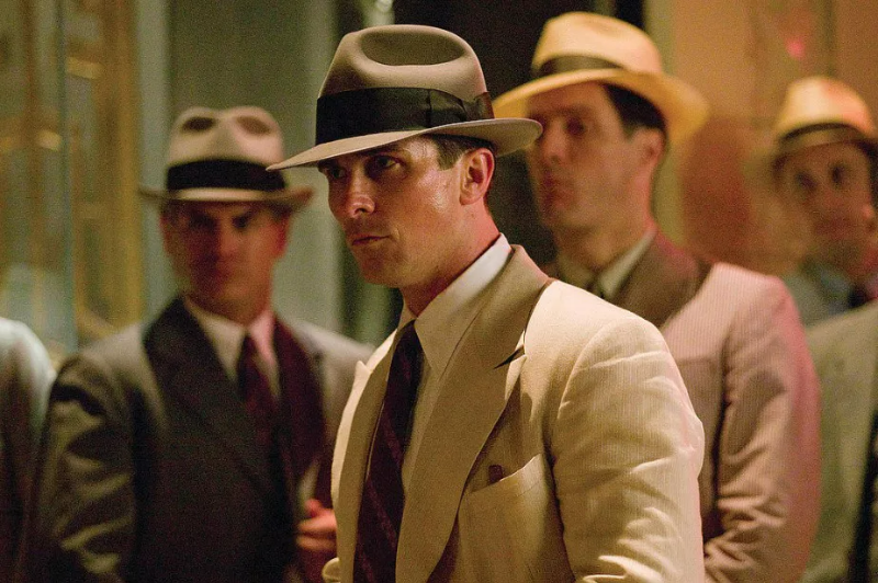 직원들과 서 있는 멜빈 모습