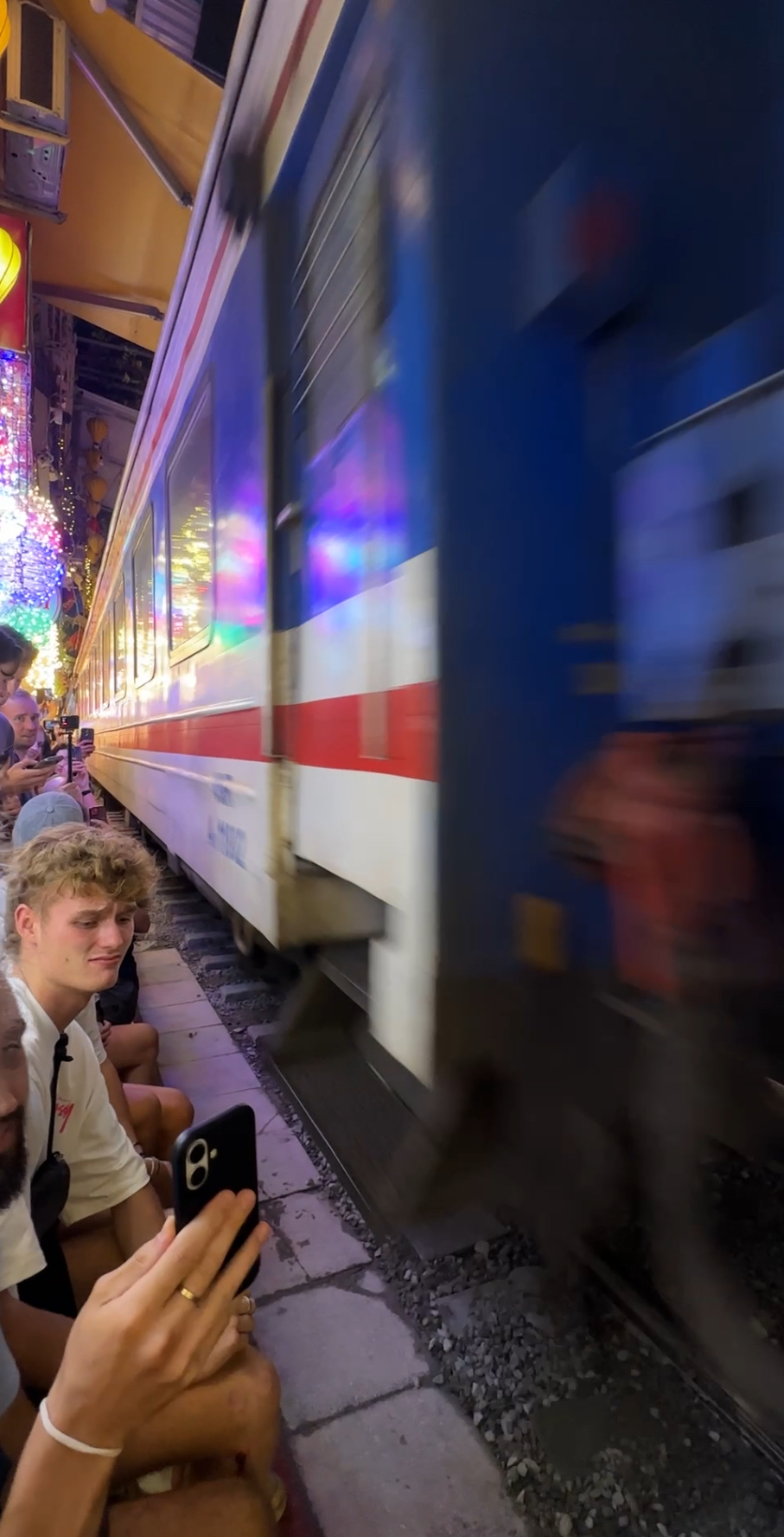 빠르게 지나가는 기차, 기차 스트리트