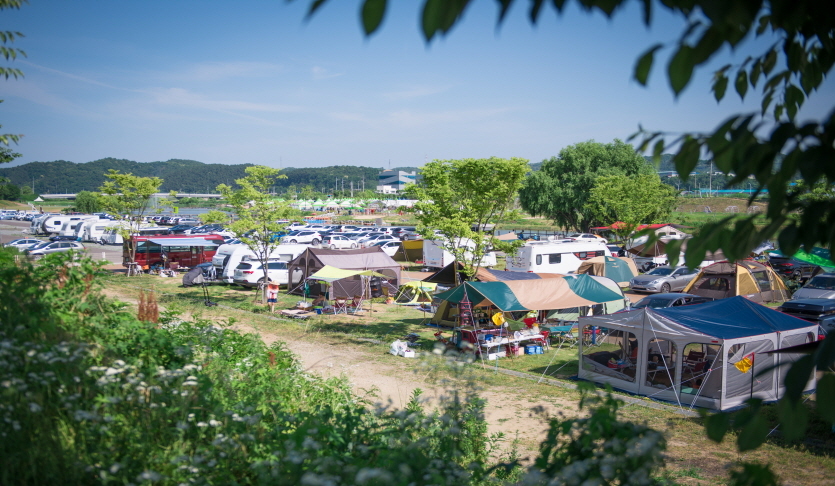 진위천 유원지 캠핑장