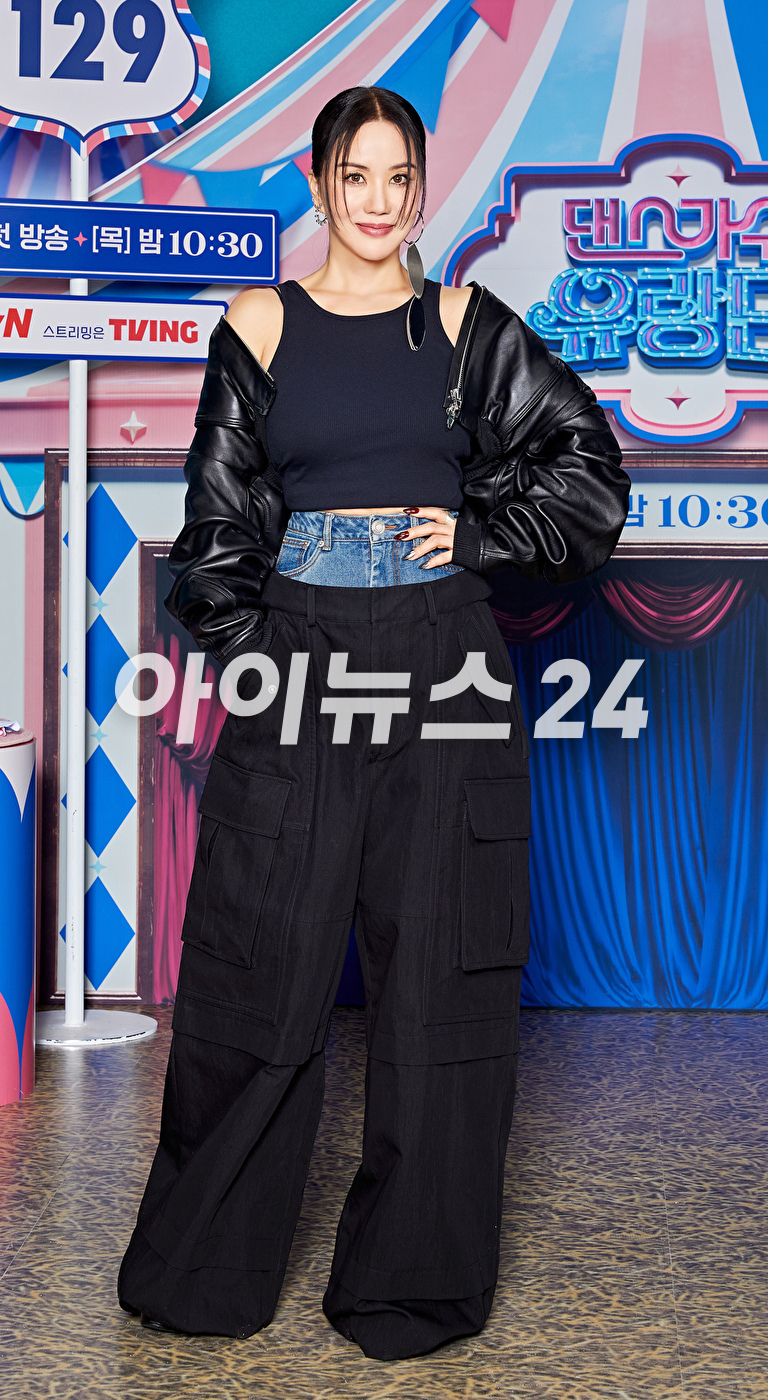 가수 엄정화가 23일 온라인으로 진행된 tvN 예능 '댄스가수 유랑단' 제작발표회에 참석하고 있다. [사진=tvN]