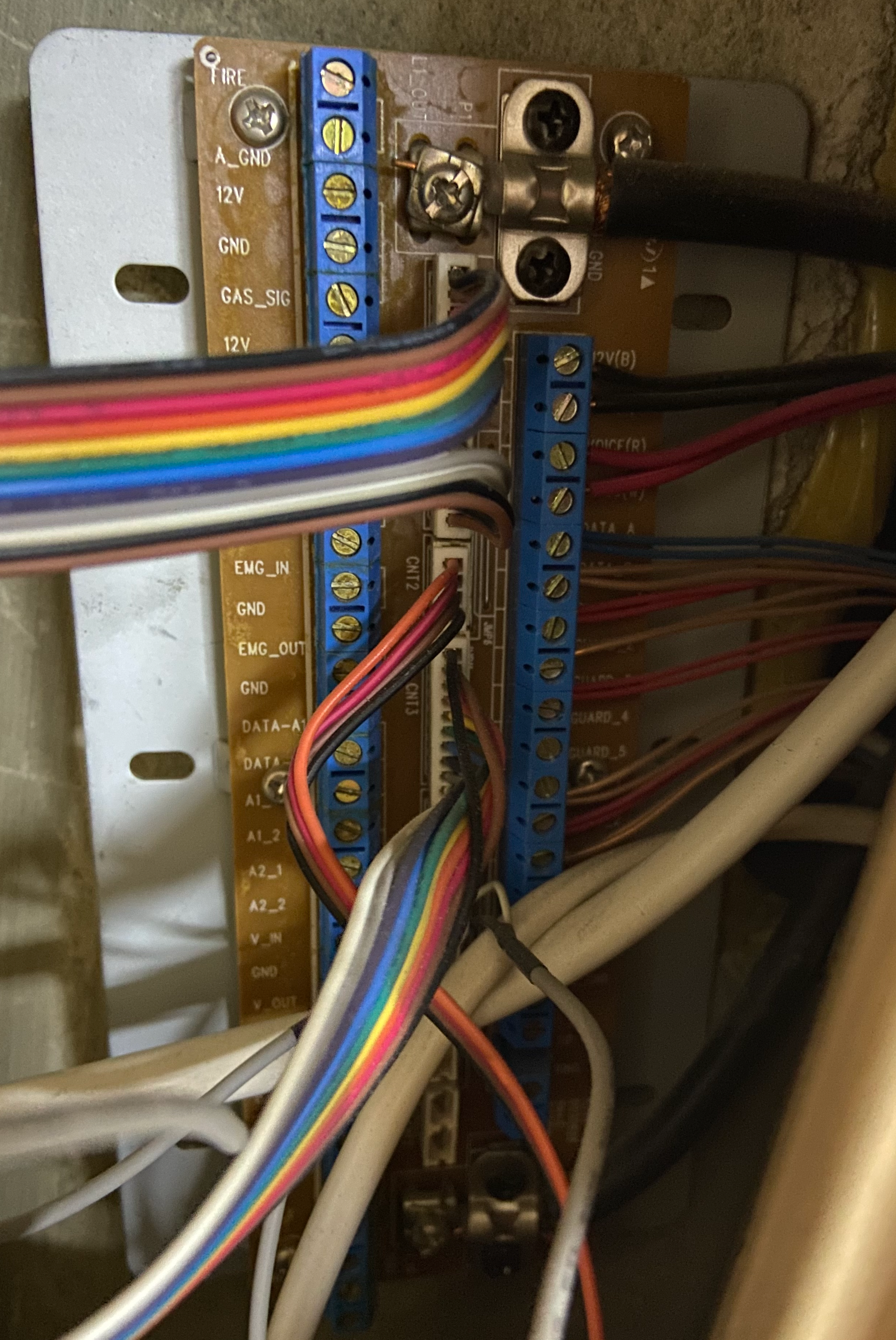 내부가 좁아 작업성이 떨어지는 벽면