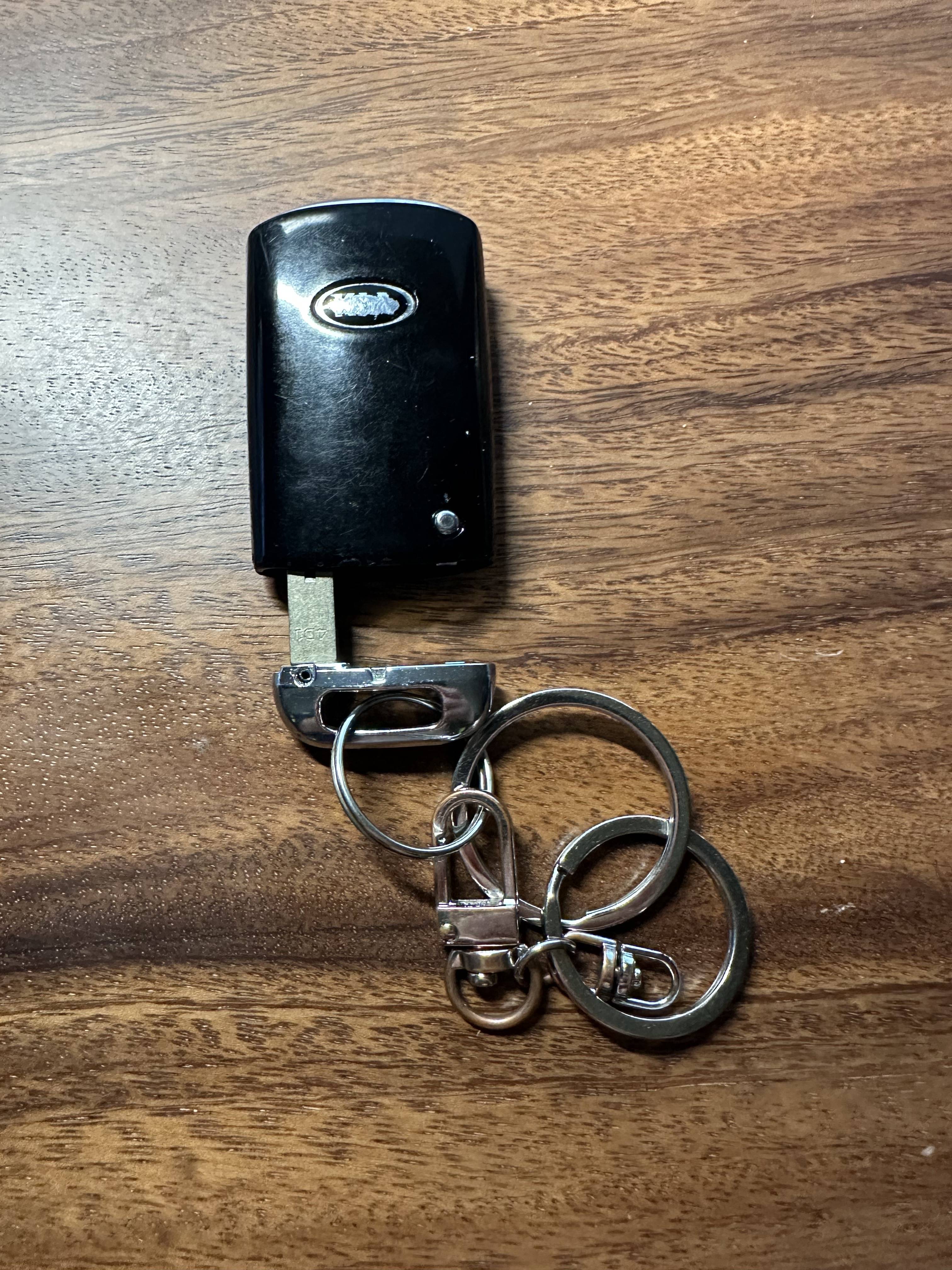 자동차 키 분리 장면