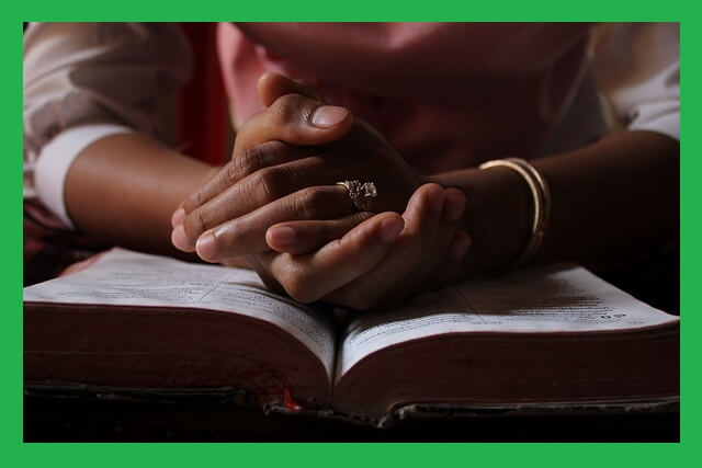 성경-기도하고-있는-손