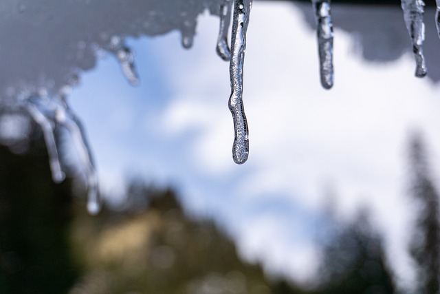 겨울철 처마 및 고드름 열려있는 모습