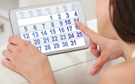 달력을-보는-여성