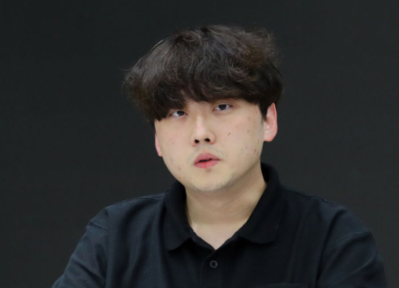 박단 대한전공의협의회 비상대책위원장은 정부가 의료 현장을 떠난 전공의들의 사직서를 수리할 수 있도록 허용하는 방안을 발표하는 것에 대해 "달라진 건 없다"며 강한 모습을 보였다. 사진은 박 위원장이 지난해 8월 18일 오후 서울 용산구 대한의사협회 회관 대강당에서 열린 '제27기 대한전공의협의회 회장 선거 개표'에서 당선 후 기자들과 인터뷰를 하고 있는 모습. [사진=뉴시스]