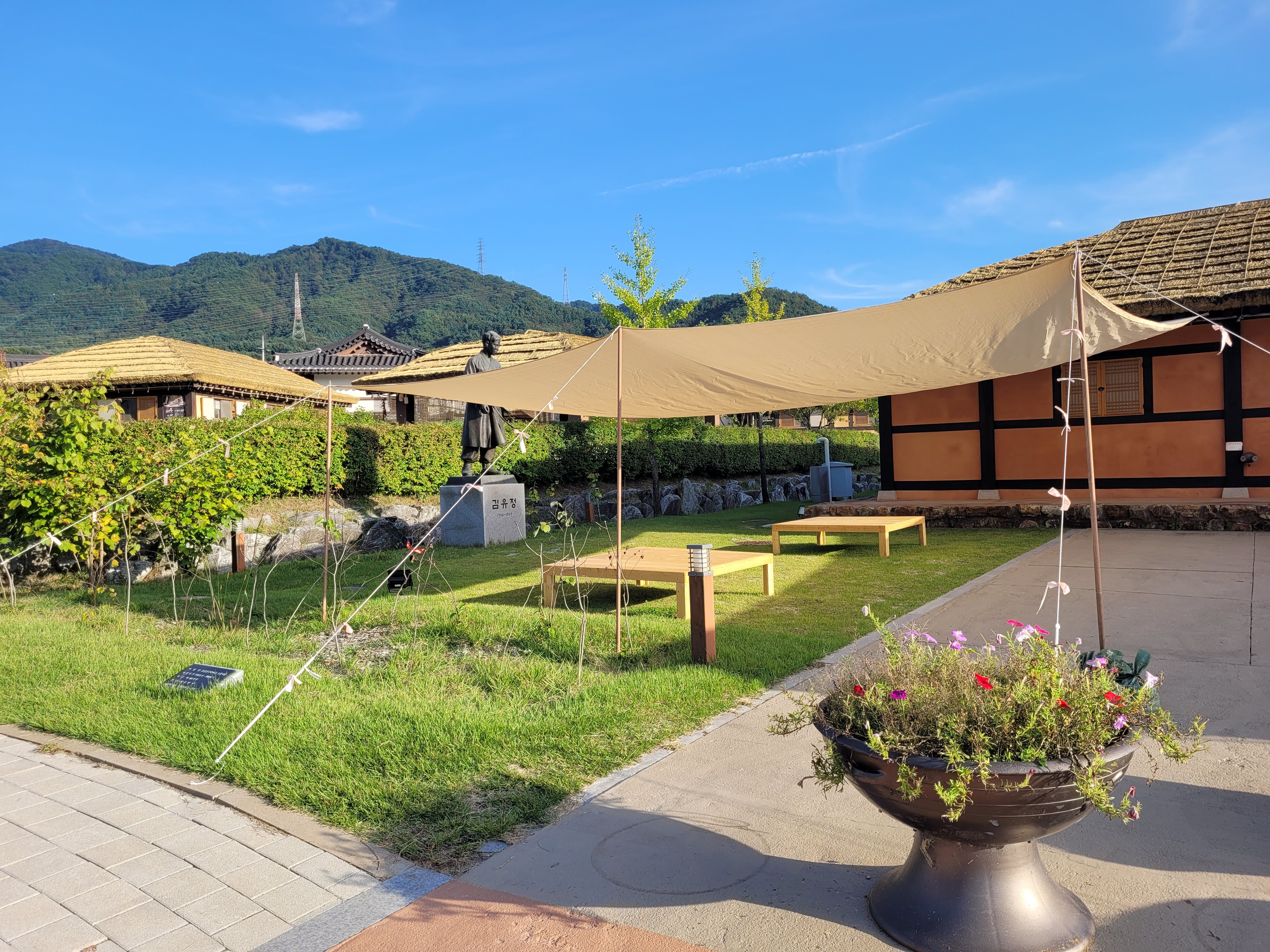 김유정 문학촌 풍경. 김유정 동상.