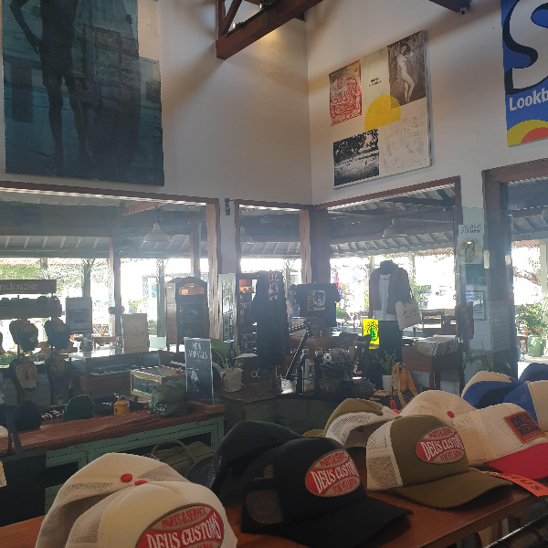 진열대에 모자가 쭉 진열되어 있다. 캡 모자들이 상표를 드러내며 상단에 놓여있다.